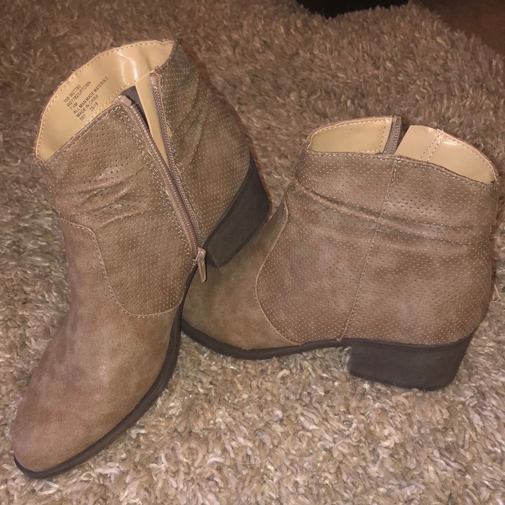 White Mountain ankle booties